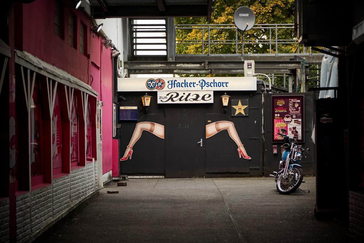 Die berühmtesten Beine der Reeperbahn spreizen sich links und rechts vom Eingang der „Ritze“ ab