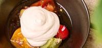 Diese Burrata auf bunten Tomaten serviert Björn Juhnke im „Haco Greenhouse“ in Hamburg