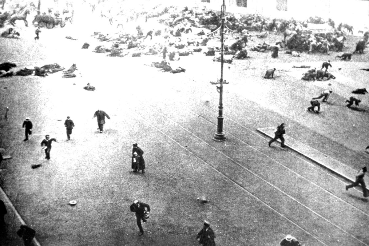 Flüchtende Menschen auf dem Newski-Prospekt in Petrograd (ehemals Sankt Petersburg) während der Niederschlagung eines Aufstandsversuch der Bolschewiki im Juli 1917. Die Führer wurden verhaftet, nur Lenin konnte nach Finnland flüchten. |