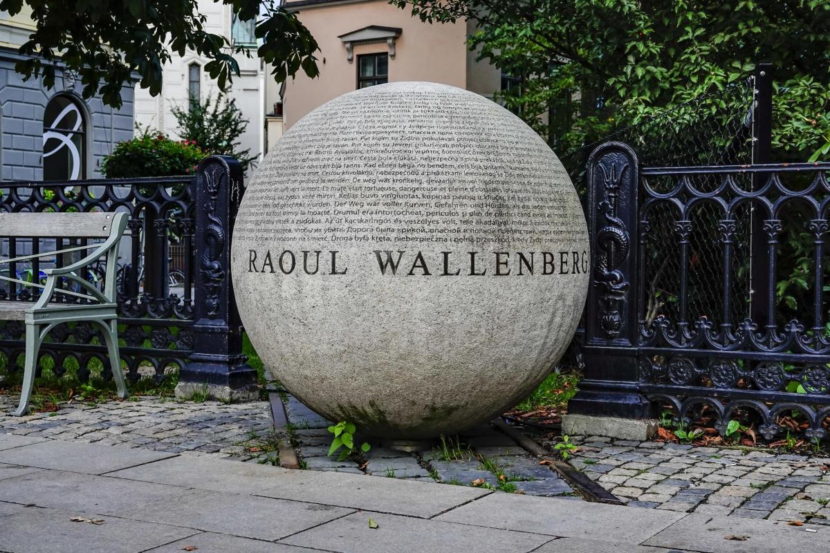 Stockholm, Sweden A memorial to Raoul Wallenberg, a Swedish dipomat who saved Jews during WWII. | Verwendung weltweit