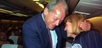 An Bord der Lufthansa-Sondermaschine, die am 9. November 1990 175 Geiseln aus Irak nach Frankfurt brachte, umarmt der SPD-Ehrenvorsitzende Willy Brandt (l) die Frau des deutschen Botschafters in Kuwait Klaus Sönksen. Willy Brandt hatte in Bagdad in fünftägigen Verhandlungen die Freilassung der Geiseln, die seit dem Ausbruch der Golfkrise in Irak festgehalten wurden, erreicht. | Verwendung weltweit