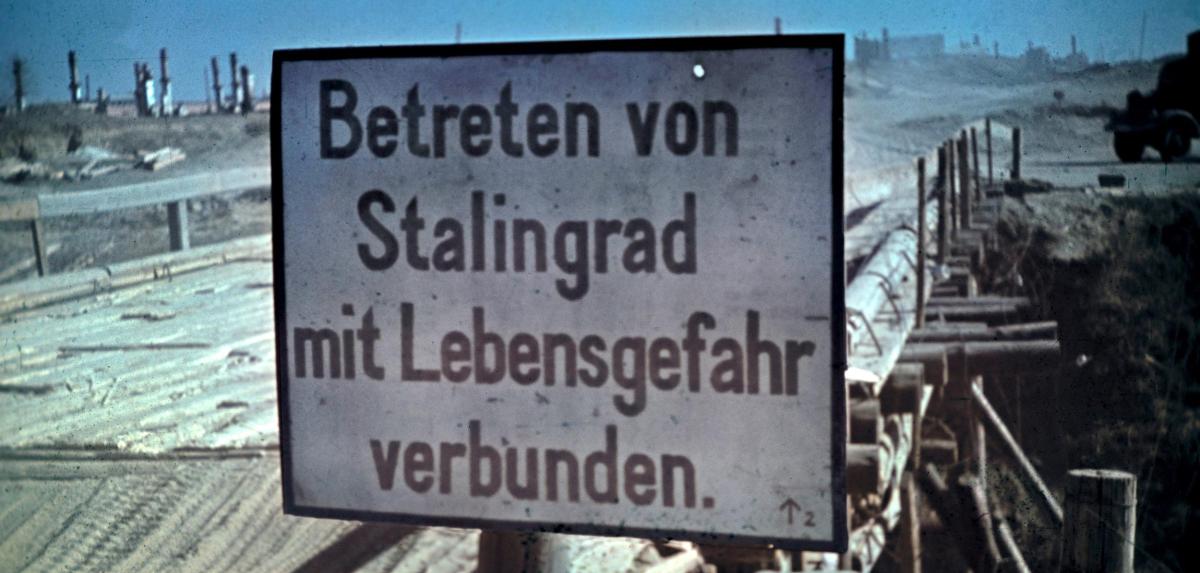 Warnschild am Stadtrand Stalingrads 2. Weltkrieg / Russlandfeldzug: Schlacht um Stalingrad August 1942 / Januar 1943. - Warnschild am westlichen Stadtrand Stalingrads nach der Besetzung durch deutsche Truppen. - Foto, Oktober 1942.