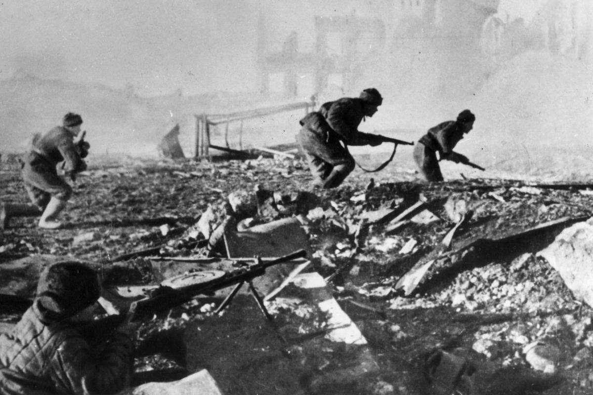 Stalingrad im Herbst 1942: Auf diesem sowjetischen Propagandafoto gehen Rotarmisten gerade in die Offensive