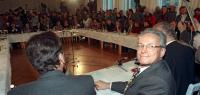 ARCHIV - Der DDR-Staatsratsvorsitzende Manfred Gerlach (r) beim ersten Treffen des "Runden Tisches" in Ost-Berlin am 7. Dezember 1989. Die Teilnehmer beschlossen in dieser ersten Sitzung die Auflösung des Amtes für Nationale Sicherheit (Stasi) und die Durchführung von Wahlen zur Volkskammer am 6. Mai 1990. Foto: Wolfgang Kumm/dpa (zu dpa-Kalenderblatt "7. Dezember 1989: Der Runde Tisch tagt erstmals" vom 06.12.2014) +++ dpa-Bildfunk +++ 674d56cf6ee5aa76f748f282