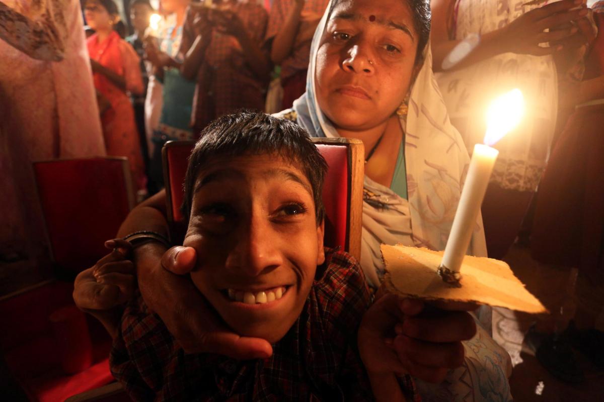 epa04509765 Children born with congenital disabilities caused due to the exposure of their parents to gas leakage in Union Carbide gas leak disaster take part in a candle light vigil to pay homage to the people killed in the 1984 Bhopal gas tragedy to mark the 30th anniversary of the disaster in Bhopal, India, 30 November 2014. A gas leak at a Union Carbide Corporation plant in Bhopal on the intervening night of 02 and 03 December in 1984 killed at least 15,000 people in what is considered as one of the world's most significant industrial accident. EPA/SANJEEV GUPTA EPA/SANJEEV GUPTA +++ dpa-Bildfunk +++