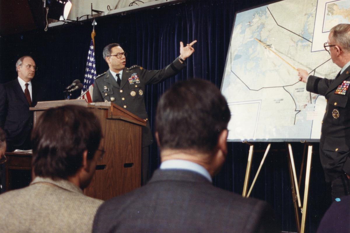 Verteidigungsminister Dick Cheney (l.) und Generalstabschef Colin Powell (Mitte) erläutern den Einsatz in Panama am 20. Dezember 1989