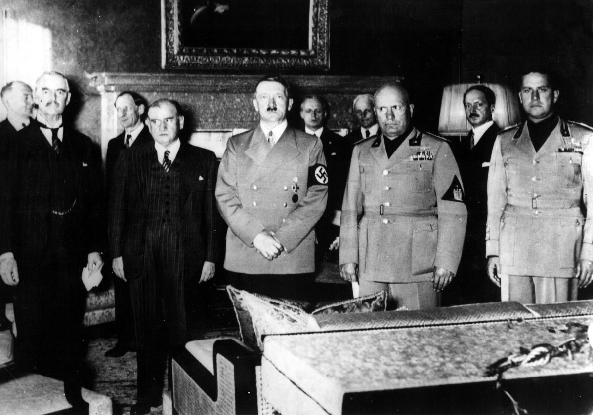 ARCHIV - 29.09.1938, Bayern, München: ARCHIV - Adolf Hitler (M), steht während der Unterzeichnung eines Abkommens über die Abtretung des sudetendeutschen Gebiets an das Deutsche Reich neben (l-r) Arthur Neville Chamberlain (Großbritannien), Edouard Daladier (Frankreich), Benito Mussolini (Italien) und Graf Galeazzo Ciano (Italien). Im März 1939 holte Adolf Hitler zum Todesstoß gegen die Tschechoslowakei aus. (zu dpa "Wie Hitler den letzten Hort der Demokratie in Mitteleuropa zerschlug" vom 25.09.2018) Foto: dpa +++ dpa-Bildfunk +++ | Verwendung weltweit