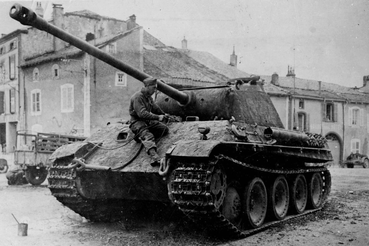 Deuxieme guerre mondiale (1939-1945) : Dompaire ( Vosges) France 17 septembre 1944 : Un Panther de la Panzer Brigade 112 capture intact par la 2e DB francaise lors de la bataille ©usis-dite/Leemage