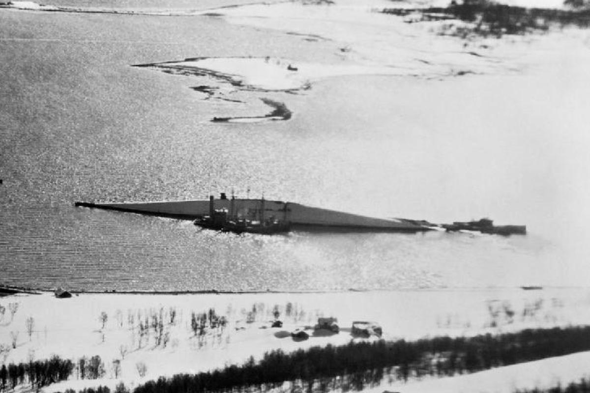 Battlehip_Tirpitz_capsized_at_Tromso_c1944