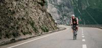 Unser Autor fährt auf den zweiten Checkpoint des „Three Peaks Bike Race“ am Schweizer Grimselpass zu