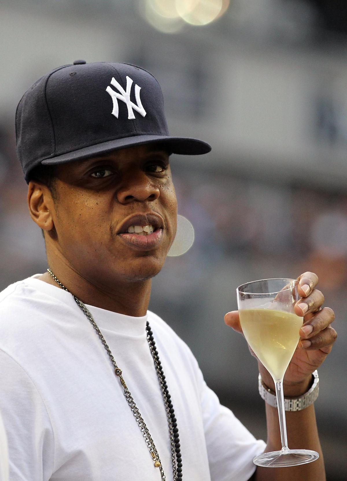 Jay Z mit einem Glas Champagner während eines Baseballspiels in New York