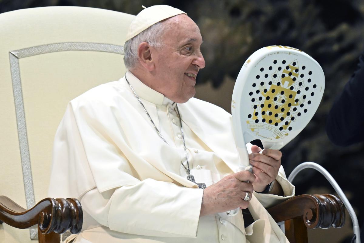 Der italienische Padel-Verband überreichte Papst Franziskus 2023 einen Pädel-Schläger