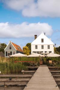 Klein, aber fein: Blick vom Wasser auf das Hotel De Durgerdam