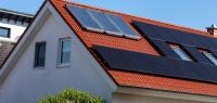 Einfamilienhaus mit Photovoltaikanlage und Kollektoren für Solarthermie