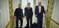 Wolodymyr Selenskyj, Emmanuel Macron und Donald Trump (v.l.n.r.) steigen im Élysée-Palast in Paris eine Treppe hinab