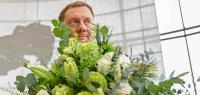 dpatopbilder - 18.12.2024, Sachsen, Dresden: Michael Kretschmer (CDU, r) hat nach seiner Wahl zum Ministerpräsidenten von Sachsen im Plenarsaal im Sächsischen Landtag Blumen bekommen. Hinter ihm steht Alexander Dierks, Landtagspräsident von Sachsen. Kretschmer war im zweiten Wahlgang gewählt worden. Foto: Robert Michael/dpa +++ dpa-Bildfunk +++