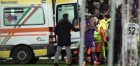 01.12.2024, Italien, Florenz: Ein Krankenwagen steht am Spielfeld, während der verletzte Edoardo Bove von Fiorentina während des Serie-A-Fußballspiels zwischen Fiorentina und Inter im Artemio-Franchi-Stadion in Florenz, Italien, Sonntag, 1. Dezember 2024, von Spielern umringt wird. Foto: Massimo Paolone/LaPresse/AP/dpa +++ dpa-Bildfunk +++