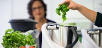 Zwei Frauen kochen mit Thermomix-Alternative