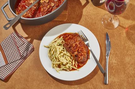 Gedünsteter Zwiebelrostbraten mit Kräuterspätzle: Gedünsteter Zwiebelrostbraten mit Kräuterspätzle