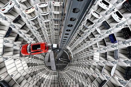 Arbeit in der Autoindustrie: A VW Tiguan SUV inside an Autostadt Car Tower at the Volkswagen AG headquarters and auto plant complex in Wolfsburg, Germany, on Friday, Nov. 15, 2024. VW laid out cost-savings proposals to workers that would shore up its financial position while potentially avoiding factory closures in Germany.