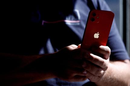 Europäischer Gerichtshof: FILE PHOTO: A man poses with an Apple iPhone 12 in a mobile phone store in Nantes, France, September 13, 2023.