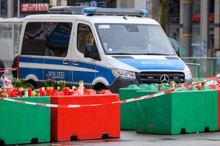 Nach Anschlag in Magdeburg: Mediennummer
499193678

Beschreibung
Absperrband ist vor farbigen Betonsperren gespannt, die zum Schutz des Magdeburger Weihnachtsmarktes aufgestellt wurden. Am 20. Dezember 2024 ist auf dem Weihnachtsmarkt in Magdeburg ein Autofahrer in eine Menschengruppe gefahren. Es gab mehrere Tote und Verletzte.

Service
+++ dpa-Bildfunk +++

Aufnahmedatum
22.12.2024

Bildnachweis
picture alliance/dpa | Klaus-Dietmar Gabbert

Besondere Hinweise