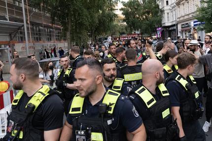 Nahostkonflikt: Polizisten bringen einen festgenommenen Teilnehmer bei einer propalästinensischen Demonstration Ende Juli dieses Jahres am Rathaus Tiergarten zu einem Polizeiwagen.