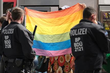 Queerfeindlichkeit: Christopher Street Day in Leipzig: Aktivisten mit einer Regenbogenflagge vor einer rechtsextremen Versammlung und der Polizei