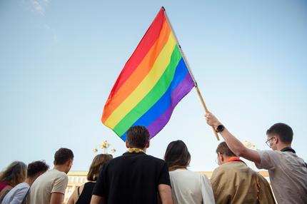 Gewalt gegen queere Menschen: Teilnehmende stehen mit einer Regenbogenfahne während einer Aktion zum Internationalen Tag gegen Homophobie auf dem Rathausmarkt der Hansestadt Hamburg. Um öffentlich auf die Diskriminierung hinzuweisen, der Schwule, Lesben, Trans- oder Intersexuelle vielerorts noch immer ausgeliefert sind, riefen Betroffene den 17. Mai im Jahr 2004 zum Gedenktag aus. +++ dpa-Bildfunk +++
Aufnahmedatum: 17/05/2024