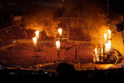 Rammstein: Tausende Zuschauer verfolgen das Konzert der Band Rammstein im Olympiastadion. Rammstein spielen in München am 07. + 08. + 10. + 11.06.2023 insgesamt vier Konzerte im Rahmen ihrer Europa Stadion Tour.