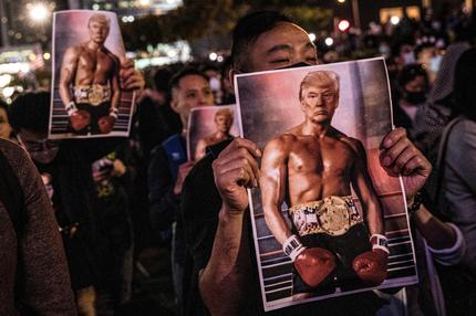 China und Trump: Demonstranten der Demokratiebewegung in Hongkong bedanken sich 2019 auf ihre Art beim damaligen US-Präsidenten Donald Trump für dessen Unterstützung.