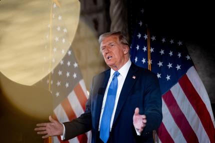 Schweigegeldprozess: PALM BEACH, FLORIDA - DECEMBER 16: U.S. President-elect Donald Trump speaks at a news conference at Trump's Mar-a-Lago resort on December 16, 2024 in Palm Beach, Florida. In a news conference that went over an hour, Trump announced that SoftBank will invest over $100 billion in projects in the United States including 100,000 artificial intelligence related jobs and then took questions on Syria, Israel, Ukraine, the economy, cabinet picks, and many other topics. (Photo by Andrew Harnik/Getty Images)