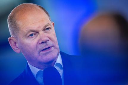 Migration: Bundeskanzler Olaf Scholz (SPD) trifft sich im Rahmen der Feierlichkeiten zum Tag der Deutschen Einheit mit Einwohnern zum Bürgerdialog im Gebäude der Industrie- und Handelskammer. Im Rahmen der Bundesratspräsidentschaft richtet Schwerin unter dem Motto „Vereint Segel setzen“ die zentralen Feierlichkeiten zum Tag der Deutschen Einheit aus. +++ dpa-Bildfunk +++02/10/2024 Schwerin