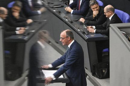 Parteien im Wahlkampf: Leader of Germany's Christian Democratic Union CDU Friedrich Merz addresses delegates in front of German Finance Minister Christian Lindner, German Minister of Economics and Climate Protection Robert Habeck and German Chancellor Olaf Scholz at the Bundestag (lower house of parliament) on December 13, 2023 in Berlin. (Photo by Tobias SCHWARZ / AFP) (Photo by TOBIAS SCHWARZ/AFP via Getty Images)