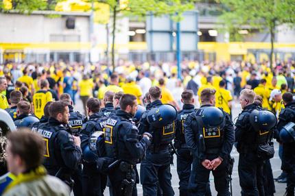 Urteil des Bundesverfassungsgerichts: 01.05.2024 - Fuﬂball, 2023/2024, UEFA Champions League, Halbfinale, Borussia Dortmund - Paris Saint-Germain: Bundespolizisten am Signal-Iduna-Park mit Fans Dortmund Dortmund Nordrhein-Westfalen Deutschland Signal Iduna Park