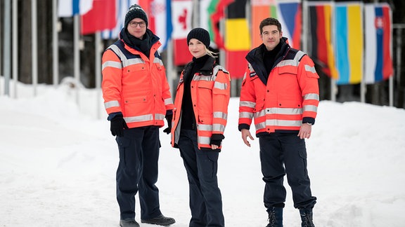 ARD IN ALLER FREUNDSCHAFT - DIE JUNGEN ÄRZTE: ADVENTSKIND Julia Berger (Mirka Pigulla, M.), Ben Ahlbeck (Philipp Danne, r.) und Dr. Elias Bähr (Stefan Ruppe, l.)