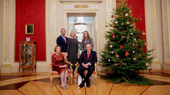 König Harald, Königin Sonja, Kronprinzessin Mette-Marit, Kronprinz Haakon, Prinzessin Ingrid Alexandra beim Weihnachtsshooting im Roten Salon im Königlichen Schloss