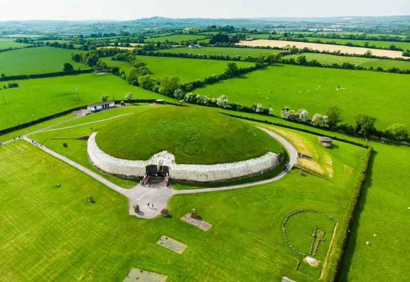 Newgrange im Boyne Valley in Irland 