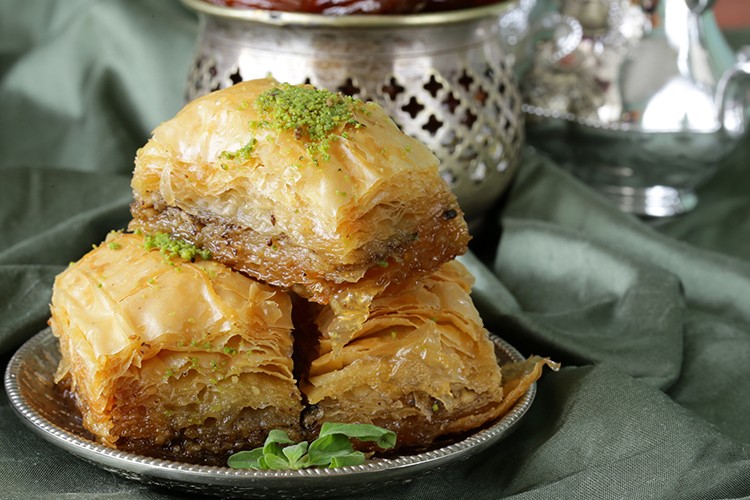 Baklava mit Honig und Nüssen