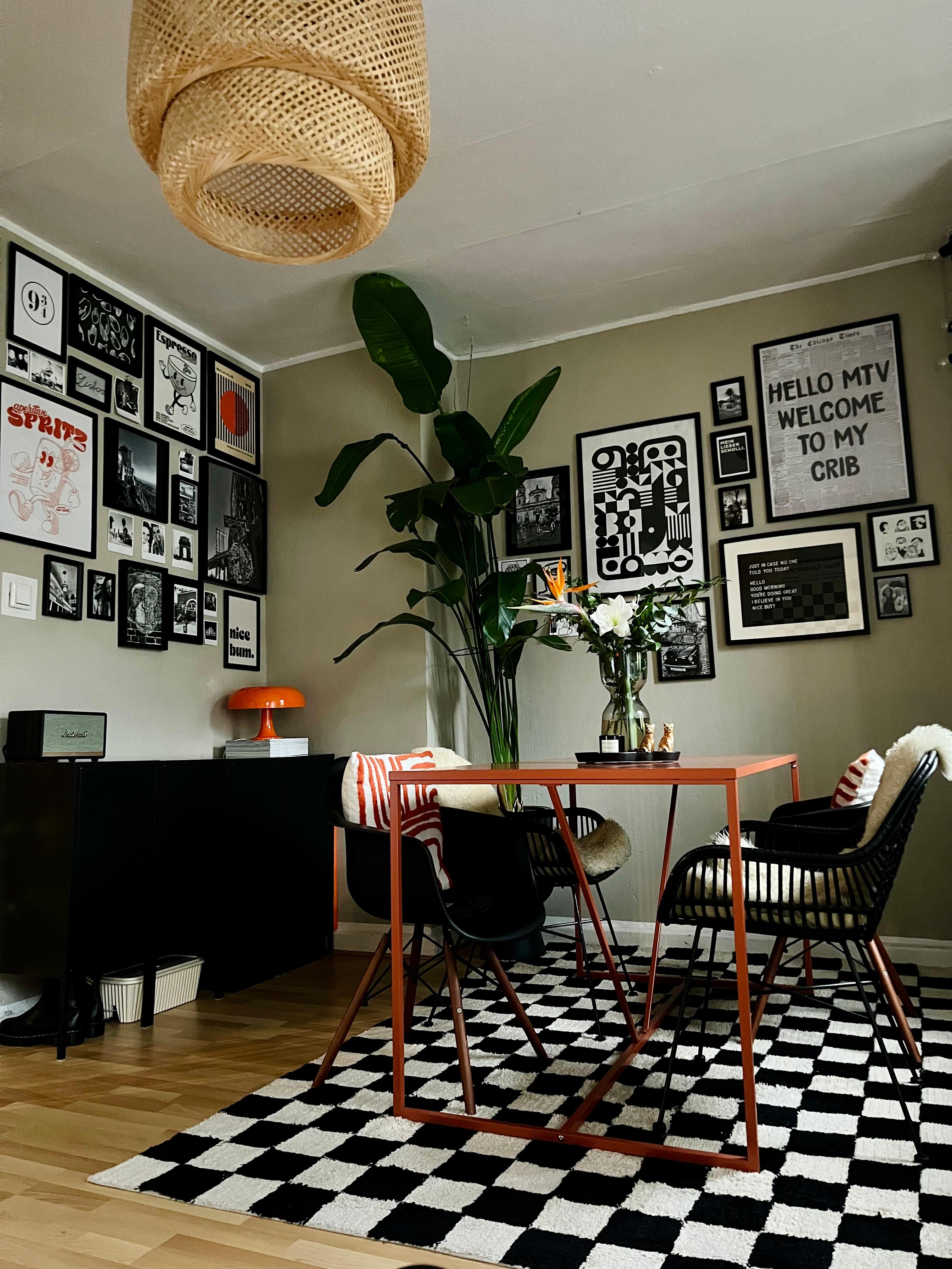 Hi 🙋🏽‍♀️ 
#home #livingroom #checkerboard #gallerywall #blackandwhite #nessinoartemide #strelizienliebe #orange #cozydays