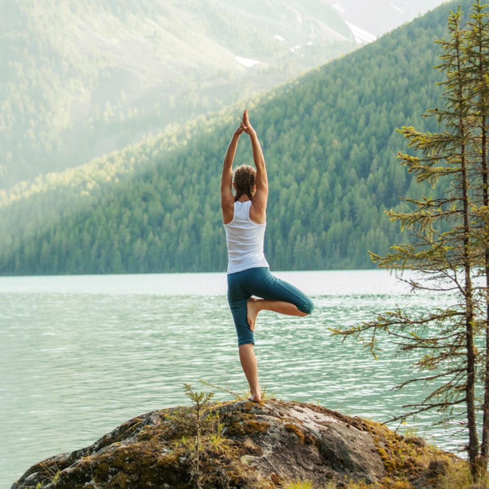 Yoga gegen Stress: Frau macht Yoga