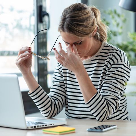 Gestresste Frau am Arbeitsplatz