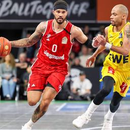 Nick Weiler-Babb von den FC Bayern Basketball gegen Geno Crandall von den EWE Baskets Oldenburg