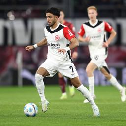 Omar Marmoush von Eintracht Frankfurt läuft mit dem Ball