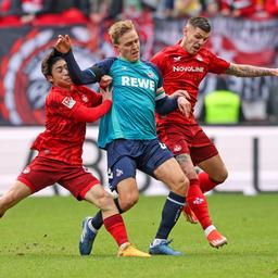 Kölns Kapitän Timo Hübers im Zweikampf mit Daisuke Yokota und Erik Wekesser vom 1. FC Kaiserslautern