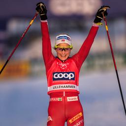 Therese Johaug beim Überqueren der Ziellinie in Lillehammer