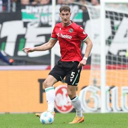 Phil Neumann von Hannover 96 läuft mit dem Ball