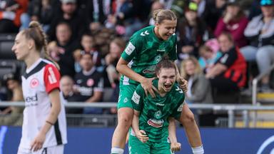 Werder Bremens Torschützin Sophie Weidauer jubelt gemeinsam mit Teamkollegin Larissa Mühlhaus.