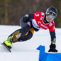 Snowboarderin Tsubaki Miki beim Parallelslalom in Aktion.