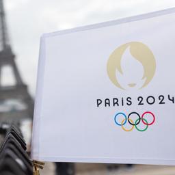 Eine Illustration der Olympischen Ringe und dem Schriftzug "Paris 2024" vor dem Eiffelturm in Paris.